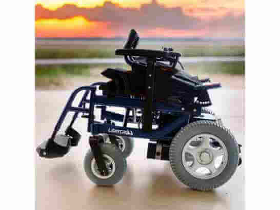 Carrozzina elettrica pieghevole Libercar Emblema ausilio per disabili