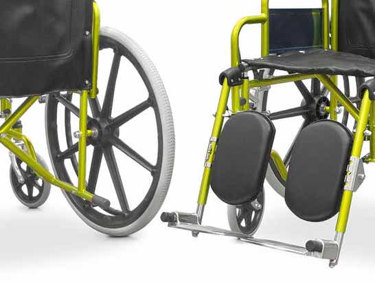 Carrozzina pieghevole in acciaio e con poggiagambe elevabili ausilio per disabili