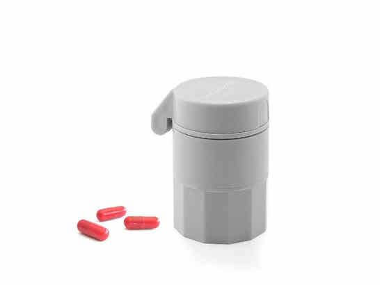 Pastillero Multifunzionale con Taglia, Trita e Conserva 5 in 1 Innovagoods ausilio per disabili