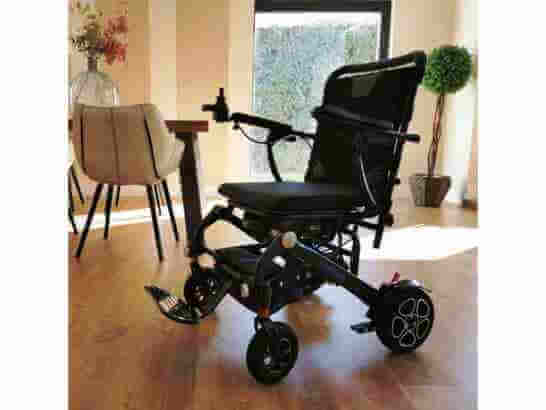 Sedia a rotelle elettrica pieghevole in fibra di carbonio Libercar Alma ausilio per disabili