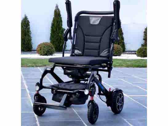 Sedia a rotelle elettrica pieghevole in fibra di carbonio Libercar Alma ausilio per disabili