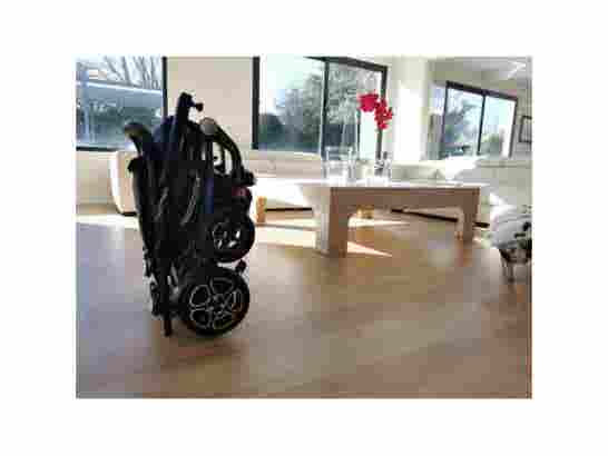 Sedia a rotelle elettrica pieghevole in fibra di carbonio Libercar Alma ausilio per disabili