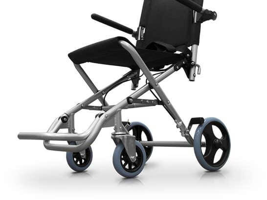 Sedia pieghevole domiciliare in alluminio con freni e sacca per trasporto ausilio per disabili