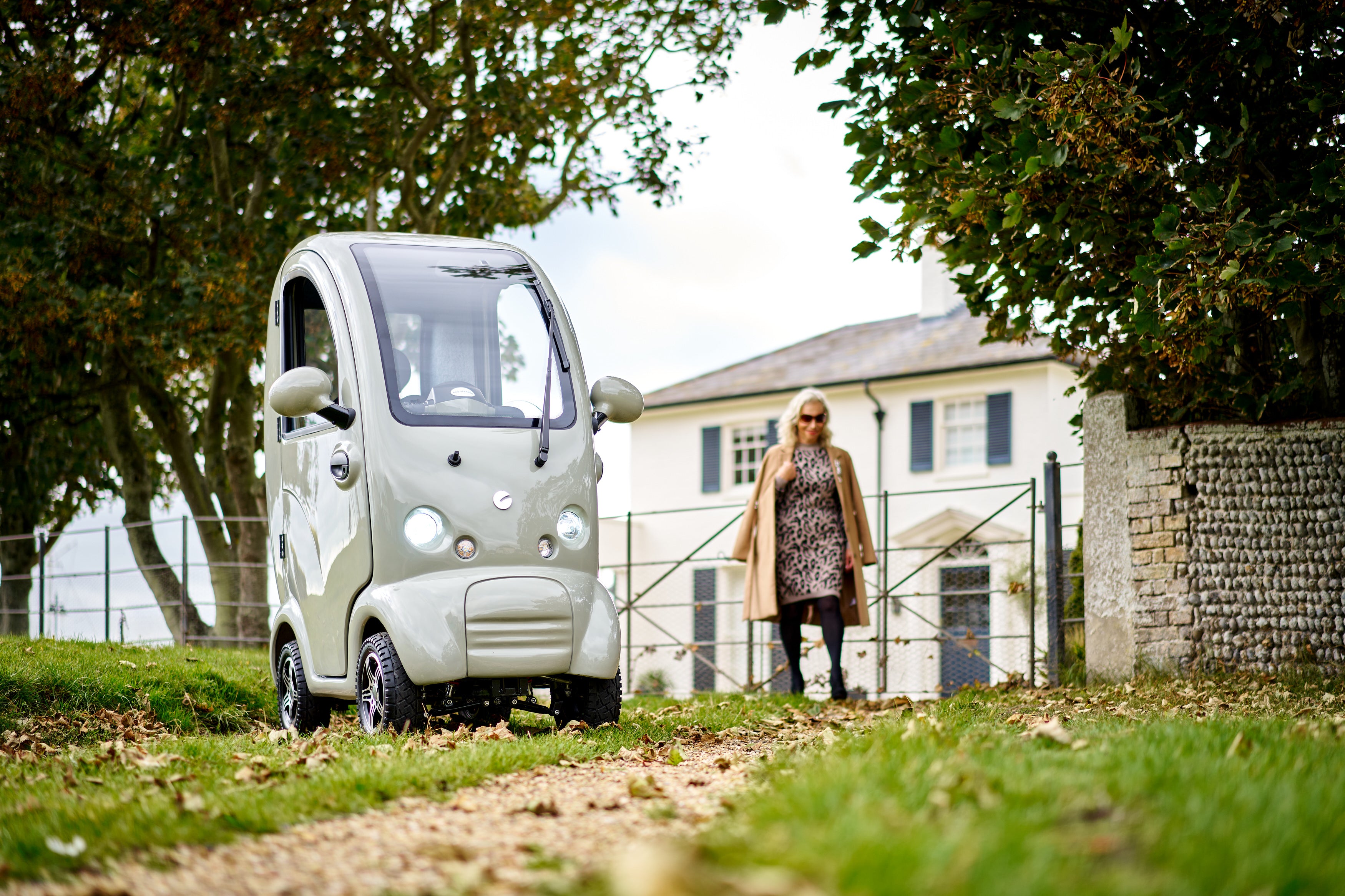 Scooterpac Cabin Car Mk2 Plus - Vista laterale con conducente