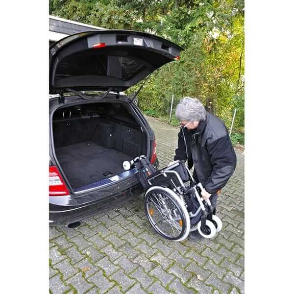 Carica carrozzine in auto ausilio per disabili