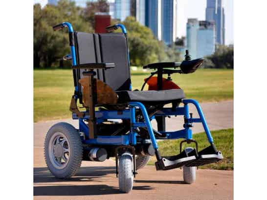 Carrozzina elettrica pieghevole Libercar Emblema ausilio per disabili