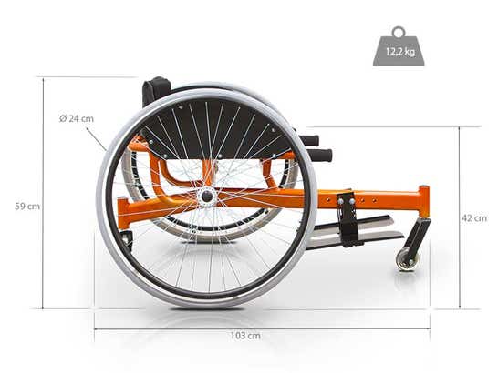 Carrozzina sportiva da tennis con ruote posteriori inclinate