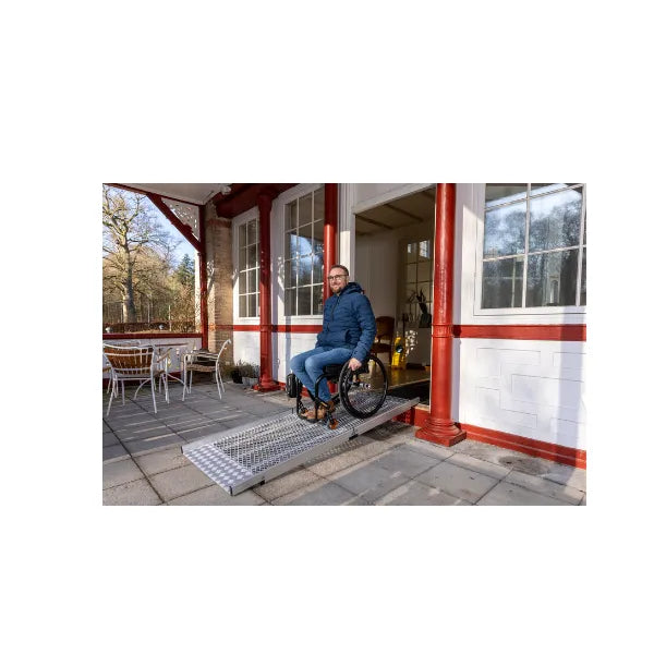 Rampa PRO larga pieghevole Allmobility utilizzata con carrozzina