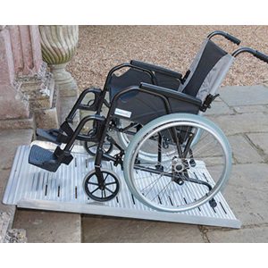 Rampetta per soglie Allmobility utilizzata con carrozzina
